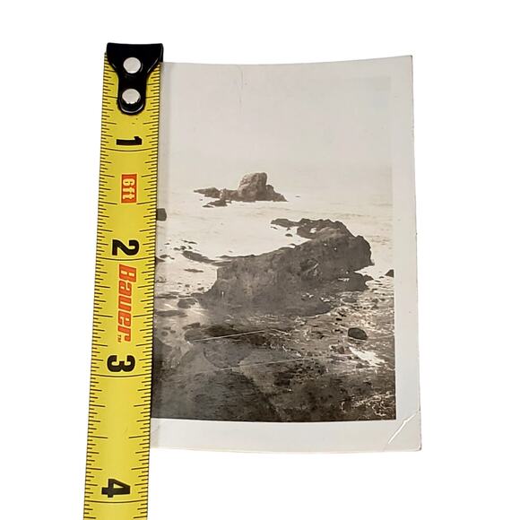 Vtg B&W Original Photo 1940s Found Ocean Side View Beach Rocks Snapshot - Picture 4 of 4